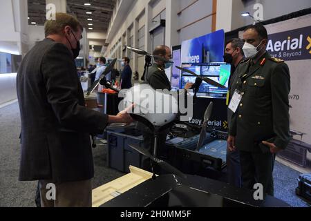 Washington, Stati Uniti. 13 ottobre 2021. Association of United state Army (AUSA) tiene una mostra sulle armi durante un meeting annuale e una vetrina 2021 degli AUSA, oggi il 13 ottobre 2021 presso il Walter E. Convention Center di Washington DC, USA. (Foto di Lenin Nolly/Sipa USA) Credit: Sipa USA/Alamy Live News Foto Stock