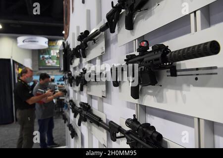Washington, Stati Uniti. 13 ottobre 2021. Association of United state Army (AUSA) tiene una mostra sulle armi durante un meeting annuale e una vetrina 2021 degli AUSA, oggi il 13 ottobre 2021 presso il Walter E. Convention Center di Washington DC, USA. (Foto di Lenin Nolly/Sipa USA) Credit: Sipa USA/Alamy Live News Foto Stock