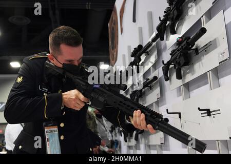 Washington, Stati Uniti. 13 ottobre 2021. Association of United state Army (AUSA) tiene una mostra sulle armi durante un meeting annuale e una vetrina 2021 degli AUSA, oggi il 13 ottobre 2021 presso il Walter E. Convention Center di Washington DC, USA. (Foto di Lenin Nolly/Sipa USA) Credit: Sipa USA/Alamy Live News Foto Stock
