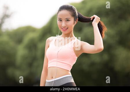 Giovane donna energica che fa esercizio Foto Stock