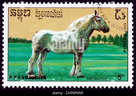 CAMBOGIA - CIRCA 1989: Un francobollo stampato in Cambogia mostra boulonnais, è una razza francese di cavallo alla spina, circa 1989 Foto Stock