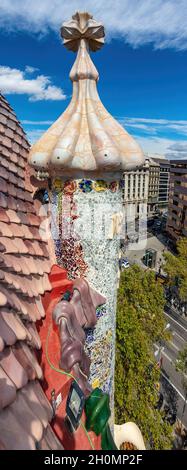 Il tetto ad arco e camino di Casa Batllo a Barcellona, l'edificio, Antoni Gaudí. La facciata è decorata con mosaici in ceramica. Foto Stock