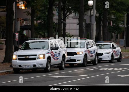 Washington, Stati Uniti. 13 ottobre 2021. Una visione generale dei veicoli della polizia metropolitana di Washington che si trovano in folle su una strada nel centro di Washington, DC, mercoledì 13 ottobre 2021, in mezzo alla pandemia di coronavirus. Ieri sera, la Camera dei rappresentanti ha votato a favore di un aumento del tetto del debito a breve termine dopo il Senato la scorsa settimana, poiché sono in corso negoziati tra i democratici progressisti e moderati sulla maggior parte dell'agenda del Presidente Biden. (Graeme Sloan/Sipa USA) Credit: Sipa USA/Alamy Live News Foto Stock