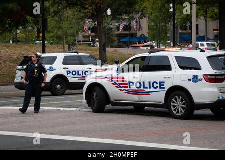 Washington, Stati Uniti. 13 ottobre 2021. Una visione generale di un ufficiale di polizia metropolitana di Washington che blocca il traffico nel centro di Washington, DC, mercoledì 13 ottobre 2021, in mezzo alla pandemia di coronavirus. Ieri sera, la Camera dei rappresentanti ha votato a favore di un aumento del tetto del debito a breve termine dopo il Senato la scorsa settimana, poiché sono in corso negoziati tra i democratici progressisti e moderati sulla maggior parte dell'agenda del Presidente Biden. (Graeme Sloan/Sipa USA) Credit: Sipa USA/Alamy Live News Foto Stock