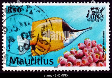 MAURITIUS - CIRCA 2000: Un francobollo stampato in Mauritius mostra pesce farfalla giallo longnosio, forcipiger flavissimus, è una specie di pesce tropicale marino Foto Stock