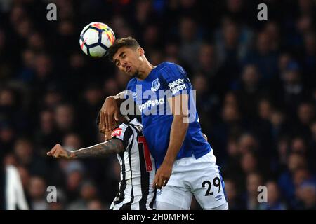 Il Dominic Calvert-Lewin di Everton vince un header Foto Stock