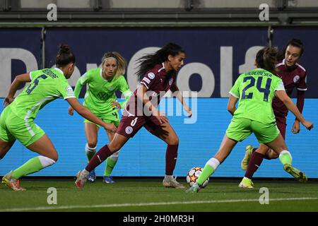 Wolfsburg, Germania. 13 ottobre 2021. Football, Donne: Champions League, VfL Wolfsburg - Servette FC Chenois, fase di gruppo, gruppo A, partita 2 allo stadio AOK. Dain Bourma (M) di Servette gioca contro Lena Oberdorf di Wolfsburg (l-r), Kathrin-Julia Hendrich e Joelle Wedemeyer. Credit: Swen Pförtner/dpa/Alamy Live News Foto Stock