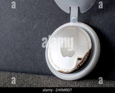 Hero oggetto girato del nuovo AirTag con mirrore indietro incisioni ultra a banda larga e progettato da Apple in California Foto Stock