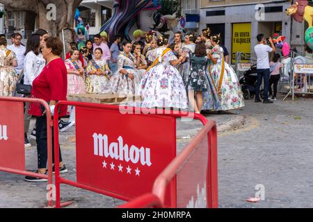 Burriana, Spagna 10-10-2021: Ritratto di donne falleras, indossando il costume tradizionale di Fallas Foto Stock