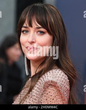 Londra, Regno Unito. 13 ottobre 2021. L'attrice americana Dakota Johnson partecipa alla prima della figlia perduta al 65esimo BFI London Film Festival il 13 ottobre 2021. Foto di Rune Hellestad/UPI Credit: UPI/Alamy Live News Foto Stock