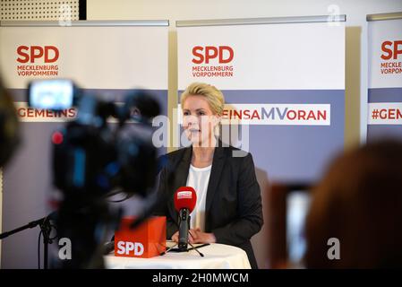 13 ottobre 2022, Meclemburgo-Pomerania occidentale, Güstrow: Dopo la riunione del consiglio esecutivo di stato del SPD, del consiglio di partito di Stato e del gruppo parlamentare di Stato, la presidente di stato del SPD Manuela Schwesig fornisce informazioni sulla decisione di avviare negoziati di coalizione per la formazione di un governo nel parlamento di Stato di Schwerin. Foto: Frank Hormann/dpa Foto Stock