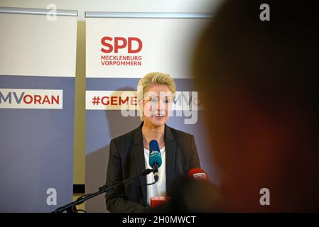 13 ottobre 2022, Meclemburgo-Pomerania occidentale, Güstrow: Dopo la riunione del consiglio esecutivo di stato del SPD, del consiglio di partito di Stato e del gruppo parlamentare di Stato, la presidente di stato del SPD Manuela Schwesig fornisce informazioni sulla decisione di avviare negoziati di coalizione per la formazione di un governo nel parlamento di Stato di Schwerin. Foto: Frank Hormann/dpa Foto Stock