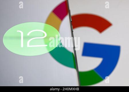 Android è un sistema operativo mobile. La dodicesima versione del sistema operativo Android sviluppato da Google. Logo Android 12 sullo schermo dello smartphone. Foto Stock