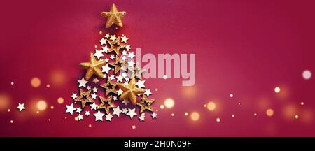 Natale e Capodanno sfondo rosso con albero di Natale fatto di stelle dorate e legno Foto Stock