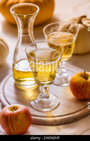 Sidro di mele con mele fresche e zucche per il Ringraziamento e l'autunno Foto Stock