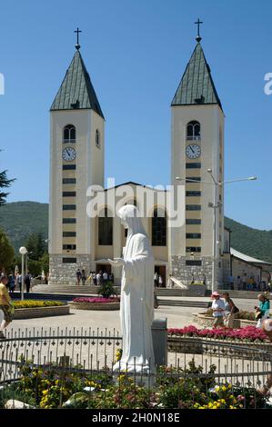 Luogo di pellegrinaggio cattolico, il santuario di nostra Signora di Medjugorje - Statua della Vergine Maria di fronte alla chiesa di San Giacomo, Međugorje, Bosnia ed egli Foto Stock