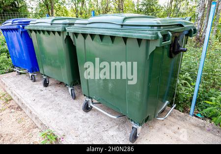 Contenitori di rifiuti in plastica all'aperto in giornata di sole Foto Stock