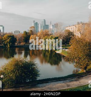 MOSCA, RUSSIA - 13 OTTOBRE 2021: Centro commerciale di Mosca città sullo sfondo del laghetto in autunno. Foto di alta qualità Foto Stock