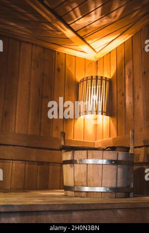 Bagno turco in bagno finlandese con lavabo in legno e acqua per scopa Foto Stock