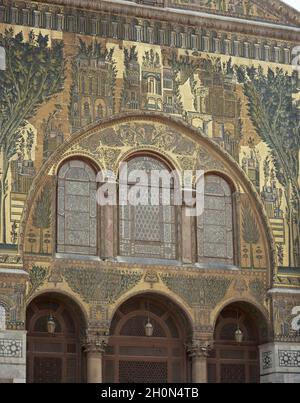 Siria, Damasco. Moschea di Umayyad o Grande Moschea. Ingresso sud decorato con mosaici. Foto Stock