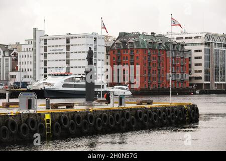 Bergen, Norvegia - 14 novembre 2017: Monumento commemorativo a Leif Larsen nel porto di Bergen Foto Stock