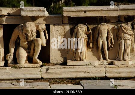 Grecia, Atene. Rilievo palcoscenico dal Teatro di Dioniso. Età romana. II secolo a.C. Parte posteriore del palco. Rilievo raffigurante una scena del mito di Dio Foto Stock