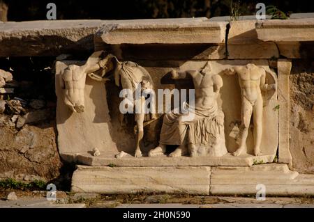 Grecia, Atene. Rilievo palcoscenico dal Teatro di Dioniso. Età romana. II secolo a.C. Parte posteriore del palco. Rilievo raffigurante una scena del mito di Dio Foto Stock