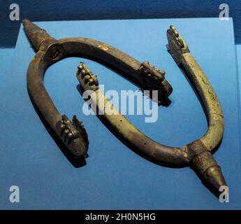 Massicce spur di bronzo di provenienza carolingia. Gornji Koljani-Crkvina. Croazia. Museo dei monumenti archeologici croati, Spalato, Croazia. Foto Stock