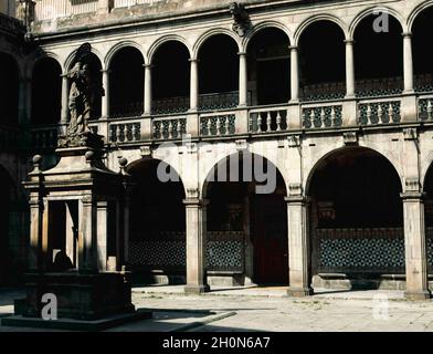 Spagna, Catalogna, Barcellona. La Casa de Convalescencia. Fa parte del vecchio Ospedale di Santa Creu. Nel centro del cortile, la cisterna è Foto Stock