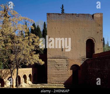 Spagna, Andalusia, Granada. L'Alhambra. Torre del Agua. Torre a tre piani, situata accanto all'acquedotto che prende l'acqua dal Gener Foto Stock