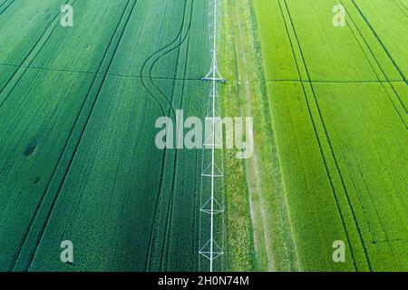 Immagine aerea di campi di varie colture con sistema di irrigazione a perno centrale Foto Stock