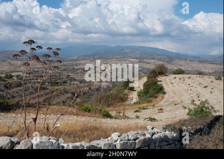 Vista aerea sui monti Troodos, fertile valle con vigneti e oliveti, villaggi e strade bianche, Cipro Foto Stock