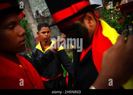 L'annuale Parrada di San Pedro o Parade di San Pedro viene celebrata nelle città di Guarenas e Guatire a Miranda, Venezuela, il 29 giugno. Consiste in una rappresentazione drammatica effettuata dai seguenti personaggi: el Abanderado, San Pedro, el Cargador, María Ignacia, los Tucusitos, los Sampedreños Danzantes, la Diabla, el Sampedreñito e Músicos-Cantores (musicisti e cantanti). Giugno 29, 2009. Foto Stock