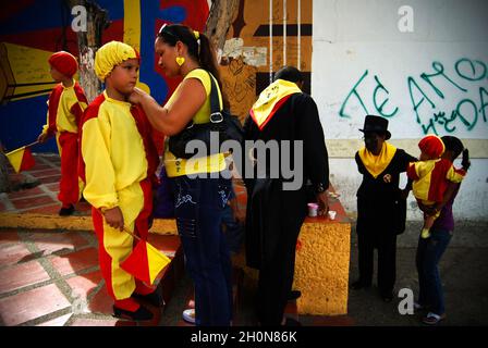 L'annuale Parrada di San Pedro o Parade di San Pedro viene celebrata nelle città di Guarenas e Guatire a Miranda, Venezuela, il 29 giugno. Consiste in una rappresentazione drammatica effettuata dai seguenti personaggi: el Abanderado, San Pedro, el Cargador, María Ignacia, los Tucusitos, los Sampedreños Danzantes, la Diabla, el Sampedreñito e Músicos-Cantores (musicisti e cantanti). Giugno 29, 2009. Foto Stock