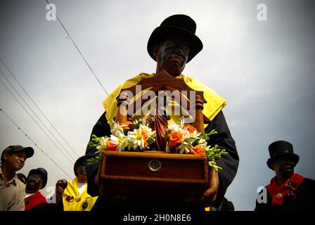 L'annuale Parrada di San Pedro o Parade di San Pedro viene celebrata nelle città di Guarenas e Guatire a Miranda, Venezuela, il 29 giugno. Consiste in una rappresentazione drammatica effettuata dai seguenti personaggi: el Abanderado, San Pedro, el Cargador, María Ignacia, los Tucusitos, los Sampedreños Danzantes, la Diabla, el Sampedreñito e Músicos-Cantores (musicisti e cantanti). Giugno 29, 2009. Foto Stock