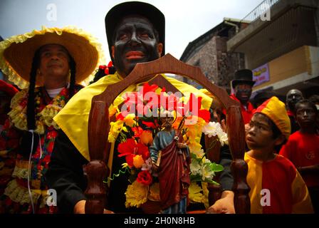 L'annuale Parrada di San Pedro o Parade di San Pedro viene celebrata nelle città di Guarenas e Guatire a Miranda, Venezuela, il 29 giugno. Consiste in una rappresentazione drammatica effettuata dai seguenti personaggi: el Abanderado, San Pedro, el Cargador, María Ignacia, los Tucusitos, los Sampedreños Danzantes, la Diabla, el Sampedreñito e Músicos-Cantores (musicisti e cantanti). Giugno 29, 2009. Foto Stock