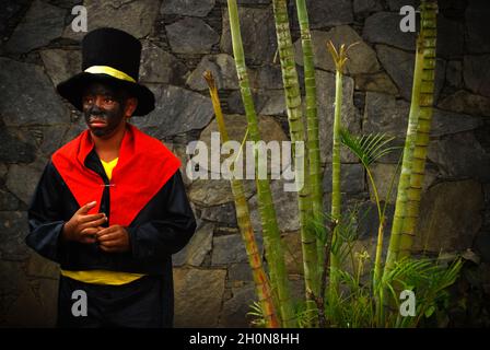 L'annuale Parrada di San Pedro o Parade di San Pedro viene celebrata nelle città di Guarenas e Guatire a Miranda, Venezuela, il 29 giugno. Consiste in una rappresentazione drammatica effettuata dai seguenti personaggi: el Abanderado, San Pedro, el Cargador, María Ignacia, los Tucusitos, los Sampedreños Danzantes, la Diabla, el Sampedreñito e Músicos-Cantores (musicisti e cantanti). Giugno 29, 2009. Foto Stock