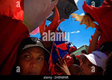 I Diavoli danzanti di Yare, o Diablos Danzantes del Yare, è un festival religioso celebrato a San Francisco de Yare, nello stato di Miranda, in Venezuela, il giorno del Corpus Christi. In questo giorno, una danza rituale è eseguita dai 'Dancing Devils', che indossano abiti colorati (comunemente tutti rossi), strati di tessuto striato, maschere di aspetto grottesco e anche accessori come croci, scapolari, rosari e altri amuleti. La celebrazione dura fino alla fine del pomeriggio, quando le campane della chiesa sono suonate, il che significa il trionfo del bene sul male per un altro anno. Venezuela. Giugno 11, 2009. Foto Stock