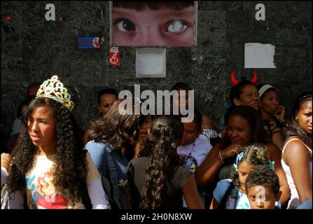 La gente in costumi colorati celebra il festival annuale di carnevale al Boulevard di Sabana Grande a Caracas, Venezuela. Febbraio 24, 2009. Foto Stock