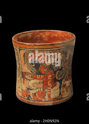 Vaso utilizzato per bere cacao. Era ubriaco in vasi cilindrici, stretti e alti in ceramica. Cultura Maya. Tardo classico (600-900 d.C.). Guatemala. Cerami Foto Stock