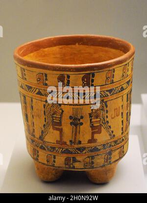 Vaso decorato con scene di cortesia. Ceramica dipinta. Cultura Maya. Periodo tardo Classico (600-900 d.C.). Mesoamerica. Regione Maya. Museo delle Americhe Foto Stock