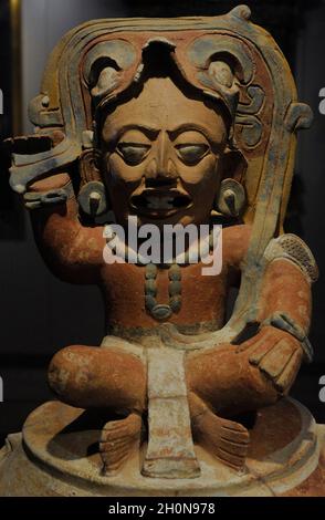 Urna funeraria con raffigurazione del dio solare Kinich Ahau. Dettaglio dell'immagine del defunto sulla copertina. Ceramica dipinta. Cultura Maya. Ultima classe di dati Foto Stock