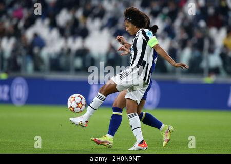 Torino, Italia . 13 ottobre 2021, Sara Gama della Juventus FC Women controlla la palla durante la UEFA Champions League Group Una partita tra Juventus FC Women e Chelsea FC Women allo stadio Allianz il 13 ottobre 2021 a Torino, Italia . Foto Stock