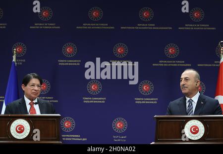 Ankara, Turchia. 13 ottobre 2021. Il ministro degli Esteri turco Mevlut Cavusoglu (R) e il ministro degli Esteri del Nicaragua Denis Moncada Colindres (L) hanno visto durante una conferenza stampa.il ministro degli Esteri turco Mevlüt Cavu?o?lu e il ministro degli Esteri del Nicaragua Denis Moncada Colindres hanno tenuto una conferenza stampa congiunta dopo la loro riunione al Ministero degli Esteri. Credit: SOPA Images Limited/Alamy Live News Foto Stock