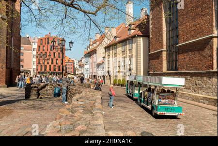 Riga, Lettonia - 30 aprile 2018: Turisti in visita al centro storico della città vecchia riga, Lettonia Foto Stock