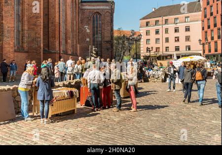 Riga, Lettonia - 30 aprile 2018: Turisti che si godono negozi e venditori di regali nel centro storico di riga, Lettonia Foto Stock