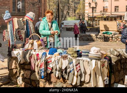 Riga, Lettonia - 30 aprile 2018: Venditore donna di regali a maglia per turisti nel centro storico di riga, Lettonia Foto Stock