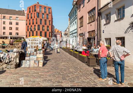 Riga, Lettonia - 30 aprile 2018: Turisti in visita al centro storico della città vecchia riga, Lettonia Foto Stock