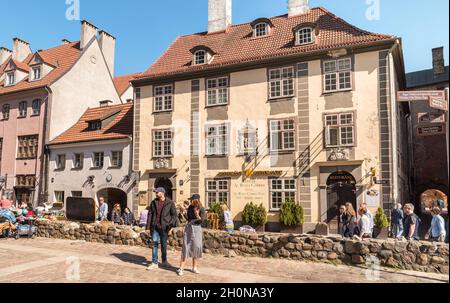 Riga, Lettonia - 30 aprile 2018: Turisti in visita al centro storico della città vecchia riga, Lettonia Foto Stock