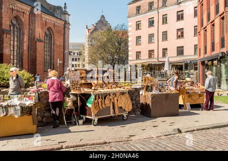 Riga, Lettonia - 30 aprile 2018: Turisti che si godono negozi e venditori di regali nel centro storico di riga, Lettonia Foto Stock